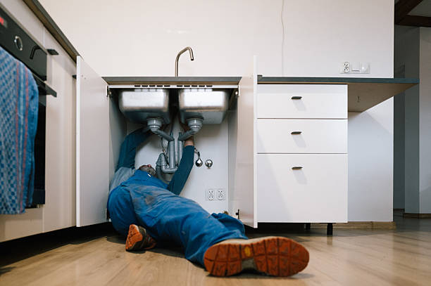 Professional Emergency Plumber technician working in Aurora, OH